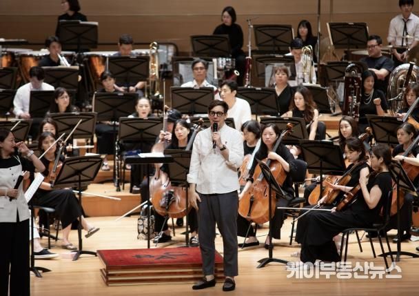 지난달 24일 부천아트센터에서 열린 부천필 오픈리허설에서 아드리앙 페뤼숑 선임 지휘자가 공연장과 연주곡에 대해 설명하고 있다.