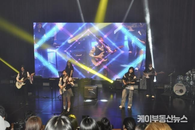 지난해 9월 열린 제24회 복사골청소년예술제에서 대상을 받은 소명여중 밴드 ‘데빌시크’가 무대를 선보이고 있다.