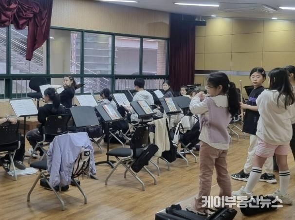 지난 3월 경기예술고등학교 관악실에서 부천아트밸리 거점형 관악부 학생들이 모여 관악 수업을 받고 있다.