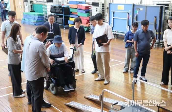 경기도의회 이애형 의원, 학교 체육관 무대 장애인 접근 편의시설 현장 점검