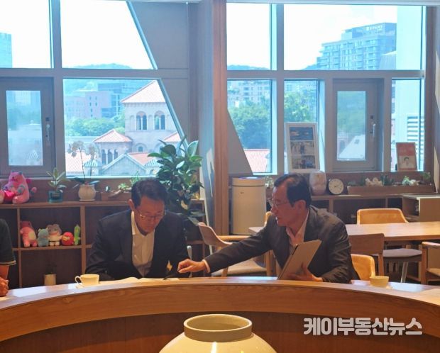 22일 이현재 하남시장(오른쪽)이 오세훈 서울시장(왼쪽)을 만나 위례신사선 하남연장 등 주요 교통현안을 건의하고 있다.