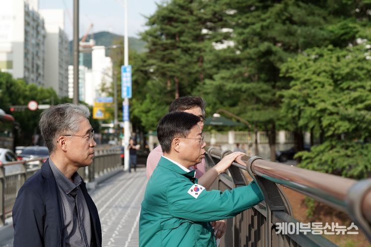 구미동 물빛정원-무지개마을, 연결 보도교 2026년 4월 완공(신상진 성남시장 지난 7월 현장 점검)