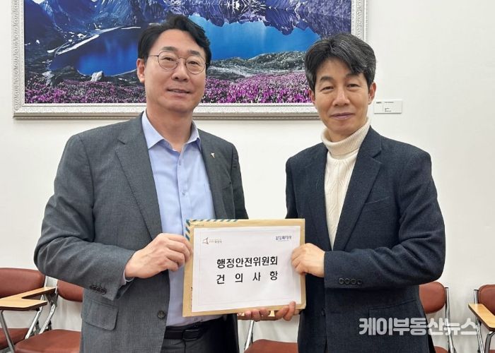 정명근 화성특례시장이 국회 행정안전위원회에 일반구 신설 건의안을 제출하고 있다