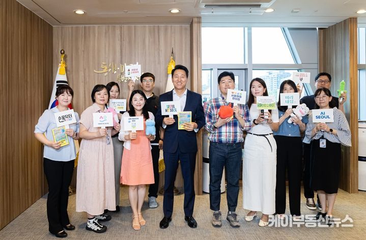 오세훈 서울시장이 27일 시장 집무실에서 서울시 대표 정책과 사업 담당 공무원들과 간담회를 하고 기념사진을 촬영하고 있다.