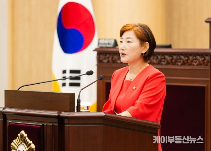 안산시의회가 12일 제298회 임시회 제3차 본회의에서 ‘기후위기시대 노동자 작업중지권 관련 법률 개정 촉구 건의안’을 채택했다. 사진은 건의안을 대표 발의한 현옥순 의원이 이날 건의안에 대한 제안설명을 하고 있는 모습.