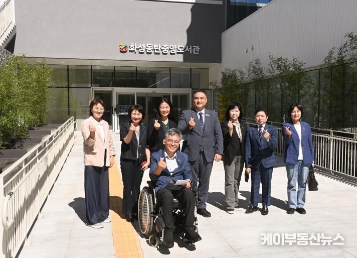 시의회 의원 도서관 방문 기념 사진