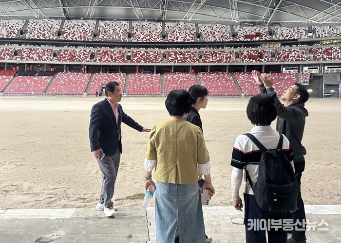 이현재 하남시장이 관계자들과 함께 싱가포르 내셔널 스타디움 현장을 둘러보고 있다.