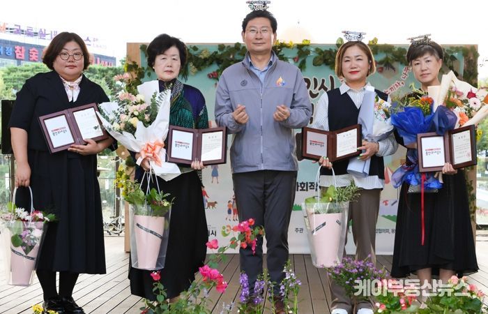 20일 동백호수공원에서 이상일 시장이 시장 표창 수상자들과 기념사진을 촬영하고 있다