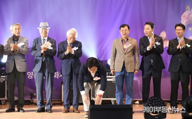 김병수 시장이 20일 양촌읍에서 열린 ‘2025 볕고을 양촌 경로잔치’를 찾아 어르신들에게 감사의 큰 절을 올리고 있다.