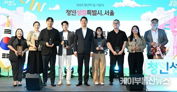 오세훈 서울시장이 20일(토) ‘AP AGAIN(성수일로4길 12)’에서 열린 ‘2025 서울 청년의 날 기념식’에서 ‘서울특별시 청년상’ 수상자와 기념 촬영하고 있다.