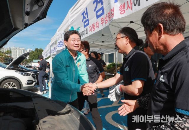 21일 역북동 가상현실 스포츠체험센터 주차장에서 이상일 시장이 경기도자동차전문정비사업조합 용인시지회 조합원을 격려하고 있다