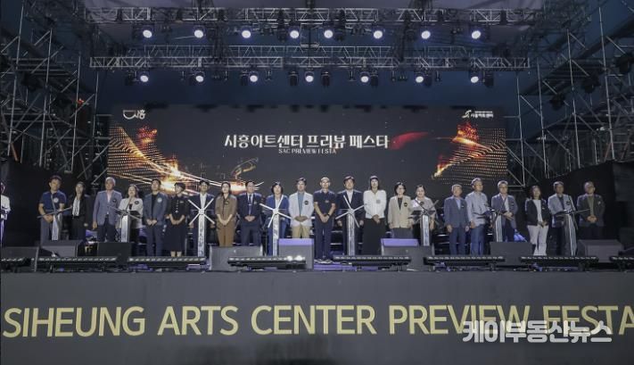 오픈식 행사에 참여한 관계자들 기념촬영