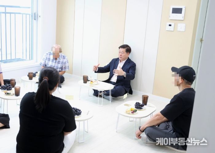 박승원 광명시장이 22일 추석 명절을 앞두고 안전주택에 머무는 이재민들을 직접 찾아 위로와 격려를 전하고 있다.