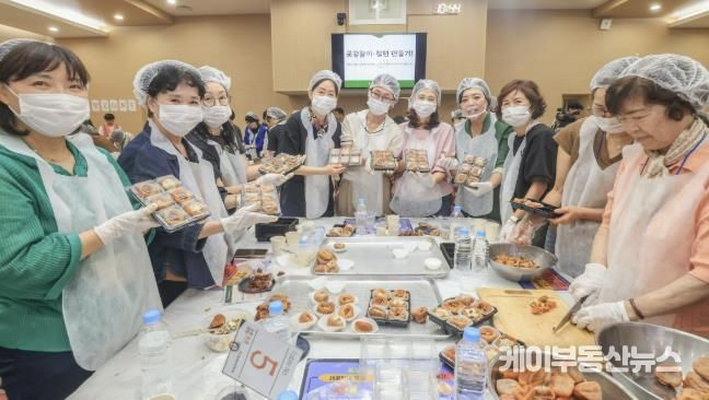 과천에서 열린 추석맞이 나눔 행사, 과천종합사회복지관 주관으로 성황리에 개최(오른쪽부터 네번째 신계용 과천시장)