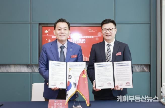 이재준 수원시장이 전략적 업무 협약 체결 후 린펑 동방미곡 총괄사장과 기념촬영을 하고 있다.