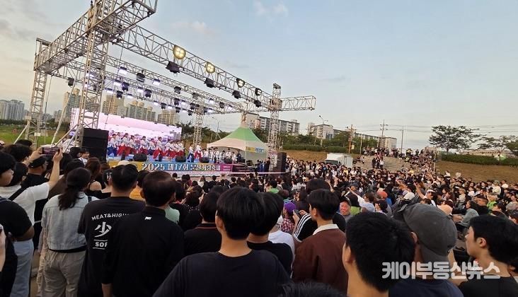 제17회 파주 문산거리축제 성황리에 종료… 문산천 노을길 가득 메워
