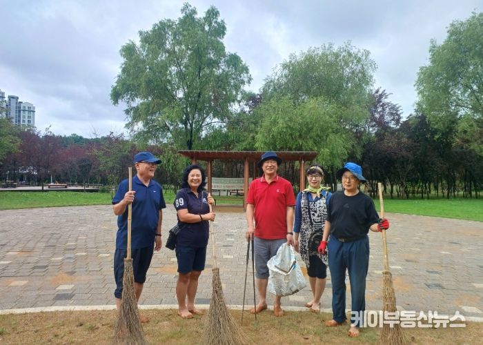 이택수 경기도의원이 주민들과 함께 고봉산 기슭 건강숲길 및 황토체험장 조성사업 현장 점검에 이어 맨발로 걸으며 쓰레기 청소 및 낙엽쓸기 운동을 벌이고 있다.