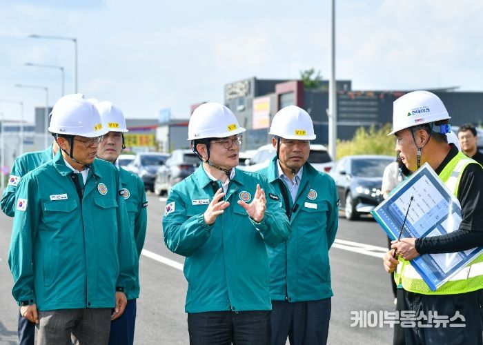 김병수 시장이 29일 ‘양촌산단교차로 입체화사업’ 현장을 찾아 공사 진행 상황을 꼼꼼히 살피고 있다.