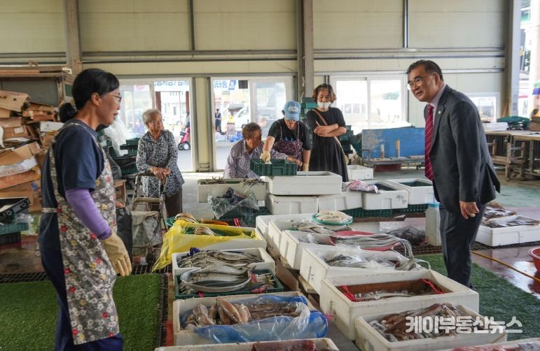 김기웅 서천군수, 추석 명절 맞이 전통시장 상인 격려 및 주민 소통