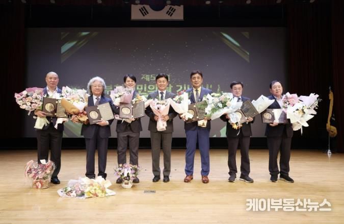 조용익 부천시장(가운데)과 ‘부천시 시민대상’ 수상자 기념사진