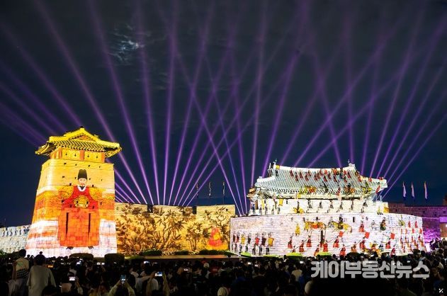 화서문에서 미디어 아트 공연이 펼쳐지고 있다.