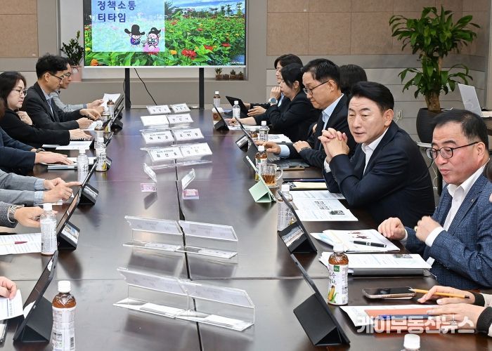 김동근 시장이 10월 15일 시청 회룡홀에서 ‘10월 동장단 정책소통 티타임’을 진행하고 있다.