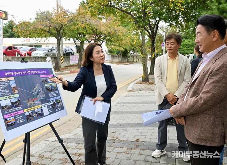 김동근 시장이 10월 16일 가능동 일원 입석마을 정주환경 개선 3주년을 맞아, 주민들과 함께 마을의 달라진 모습을 점검했다.