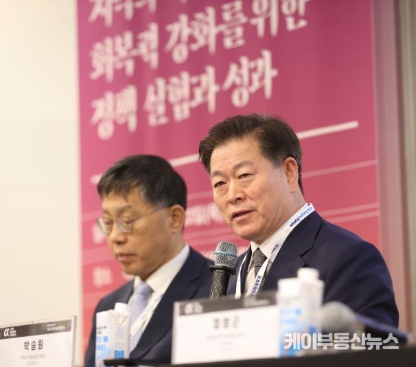 박승원 광명시장이 23일 대한상공회의소에서 열린 ‘2025 제16회 아시아미래포럼’의 지방정부 라운드테이블 세션 패널로 참석해 발언하고 있다.