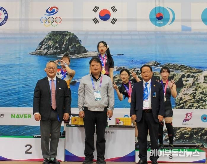 수상대에서 금메달을 걸고 선수들과 기념사진 찍는 신재경 선수(수상대 왼쪽 2번째)