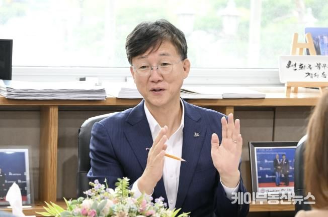 사교육 부담 완화책 '강남인강' 도입… 1만 원에 年 1,500개 강좌 수강