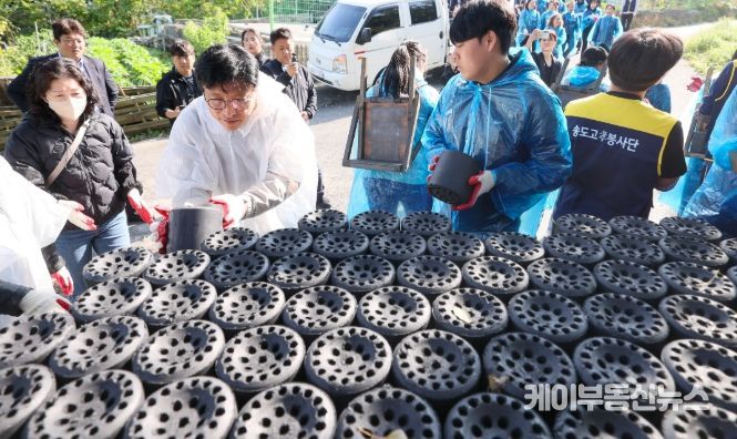 이웃에 온기를 전하는사랑더함 연탄봉사에 동행