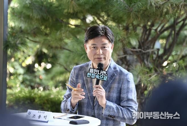 조용익 부천시장이 27일, 고라개공원에서 열린 ‘틈만나면, 현장속으로’ 에서 레미콘 공장 일대 환경오염 최소화를 위해 주민 및 업체 관계자와 의견을 나누고 있다.