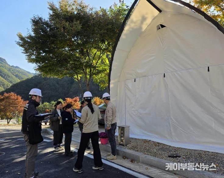 수원시 관계자들이 청량산 수원캠핑장에서 위험성 평가를 하고 있다.