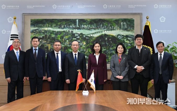 상하이인대 대표단과 면담 후 기념 촬영(좌측에서 다섯 번째 최호정 의장, 박춘선 의원(여섯번째), 김동욱 의원(일곱번째))