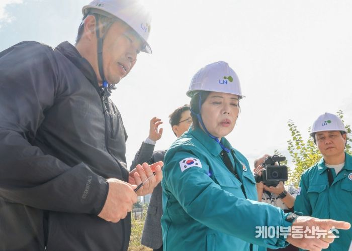 신계용 과천시장이 지난 10월 17일 지식정보타운 내 공원과 하천 조성 공사 현장을 점검하고 있다