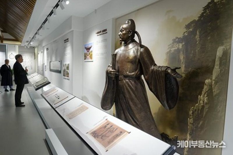 관람객들이 15일 최치원 기념관 내부를 둘러보고 있다. (사진/신화통신)