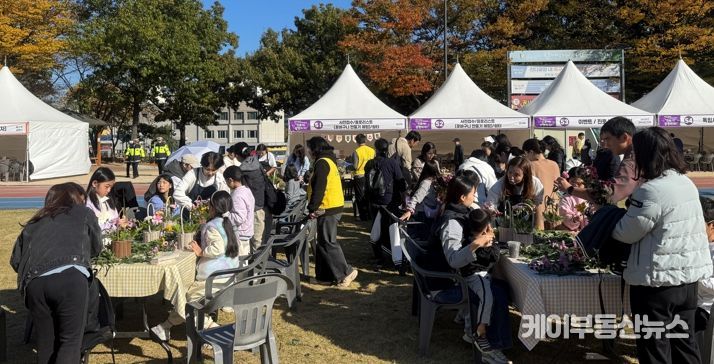 지난 1일 광명시민체육관 일대에서 제10회 광명시청소년진로박람회 ‘진로야! 광명하자!!’가 진행 중이다.