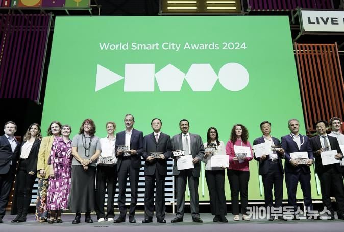 신상진 성남시장이 ‘월드 스마트시티 어워즈 2024’에서 ‘희망을 위한 혁신(Innovation for Hope)’ 프로젝트로 혁신 분야 본상을 수상하고 있다2.(2024년 자료사진)