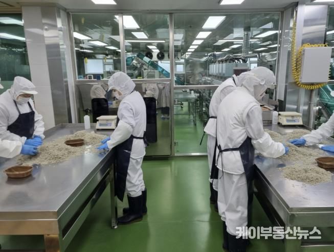 수산물 공급업체에서 학교급식 공급 예정인 식자재를 확인하고 있다.