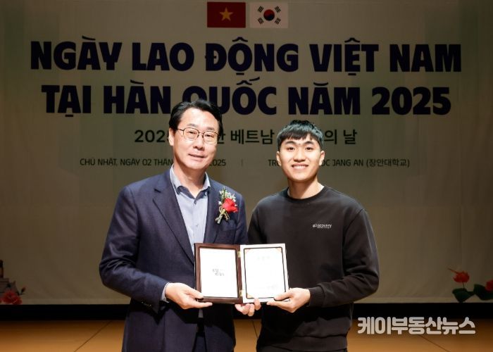 정명근 화성특례시장이 수상자와 함께 기념촬영을 하고있다