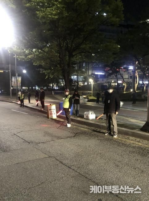 성남 판교 유스페이스 인근에서 관외택시 불법 영업 합동단속 중인 모습