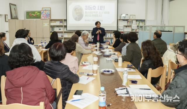 최동호 시인과 강연에 참석한 청중의 모습