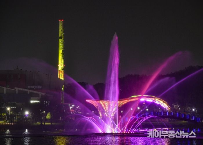 김포시가 도시재생 및 야간정책에 선도적으로 나서고 있다. 올해 6월 산업시설 넘어 공공예술작품으로 재탄생한 김포한강자원화센터굴뚝에서 개최된 야외공연 사진