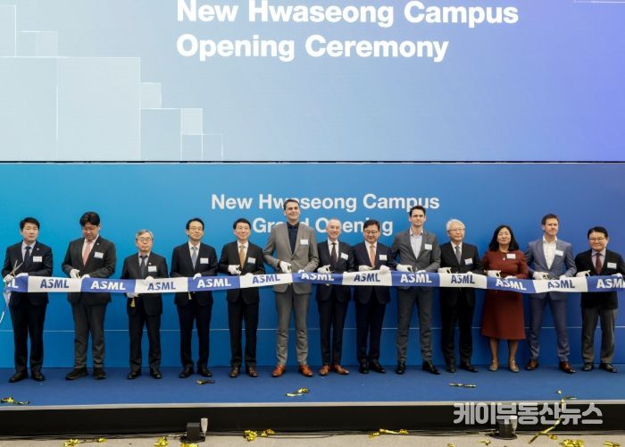 12일 ASML 화성뉴캠퍼스 준공식에서 주요 내빈들이 테이프 커팅을 하고 있다