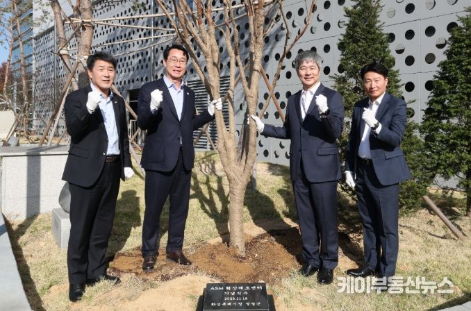 정명근 화성특례시장, 배정수 화성특례시의회 의장, 이영석 ASM코리아 대표가 기념 식수를 하고 기념촬영을 하고 있다