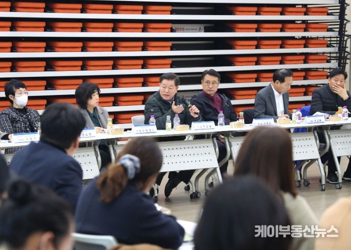 박승원 광명시장이 17일 오후 광명동초등학교 통학로 안전 확보를 위한 현장간담회에 참석해 발언하고 있다.