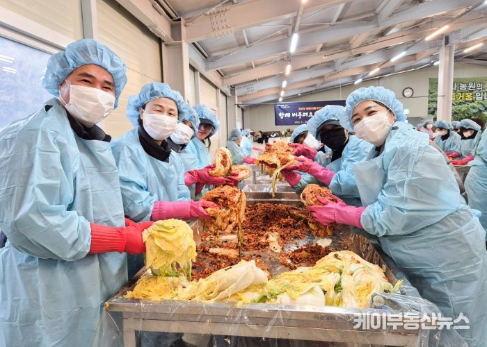 유진선 의장이 북한이탈주민과 함께하는 사랑의 김장나눔 행사에 참여하고 있다.