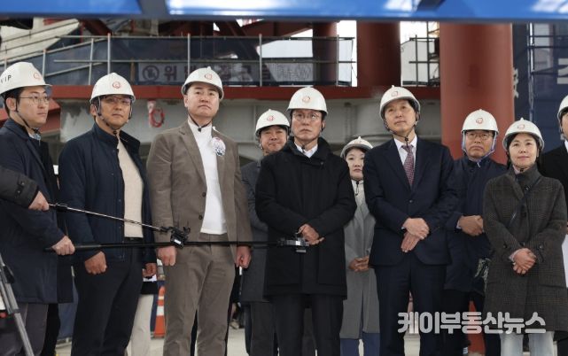 김민석 국무총리가 25일 도봉구 서울 아레나 복합문화시설 건립 현장을 방문, 사업 추진 현황에 대해 보고 받은 뒤 발언을 하고 있다.