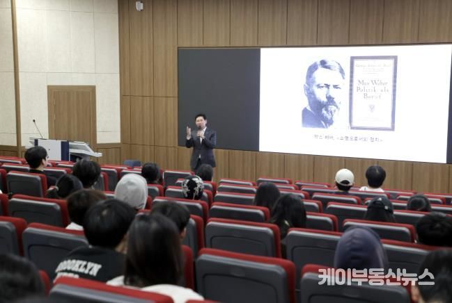 이상일 용인특례시장이 26일 단국대학교 국제관에서 학생들을 대상으로 리더십 특강을 하고 있다.