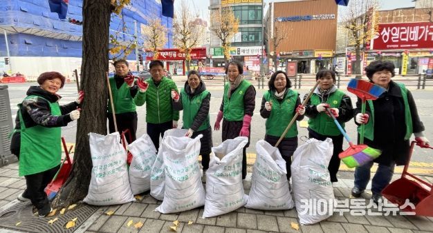 광명시 광명3동 행정복지센터는 지난 21일, 25일, 27일 세 차례에 걸쳐 주민과 단체원 50여 명이 참여한 가운데 낙엽으로 인한 빗물받이 막힘과 미끄럼 사고를 예방하기 위한 ‘가을철 낙엽 대청소’를 실시했다.